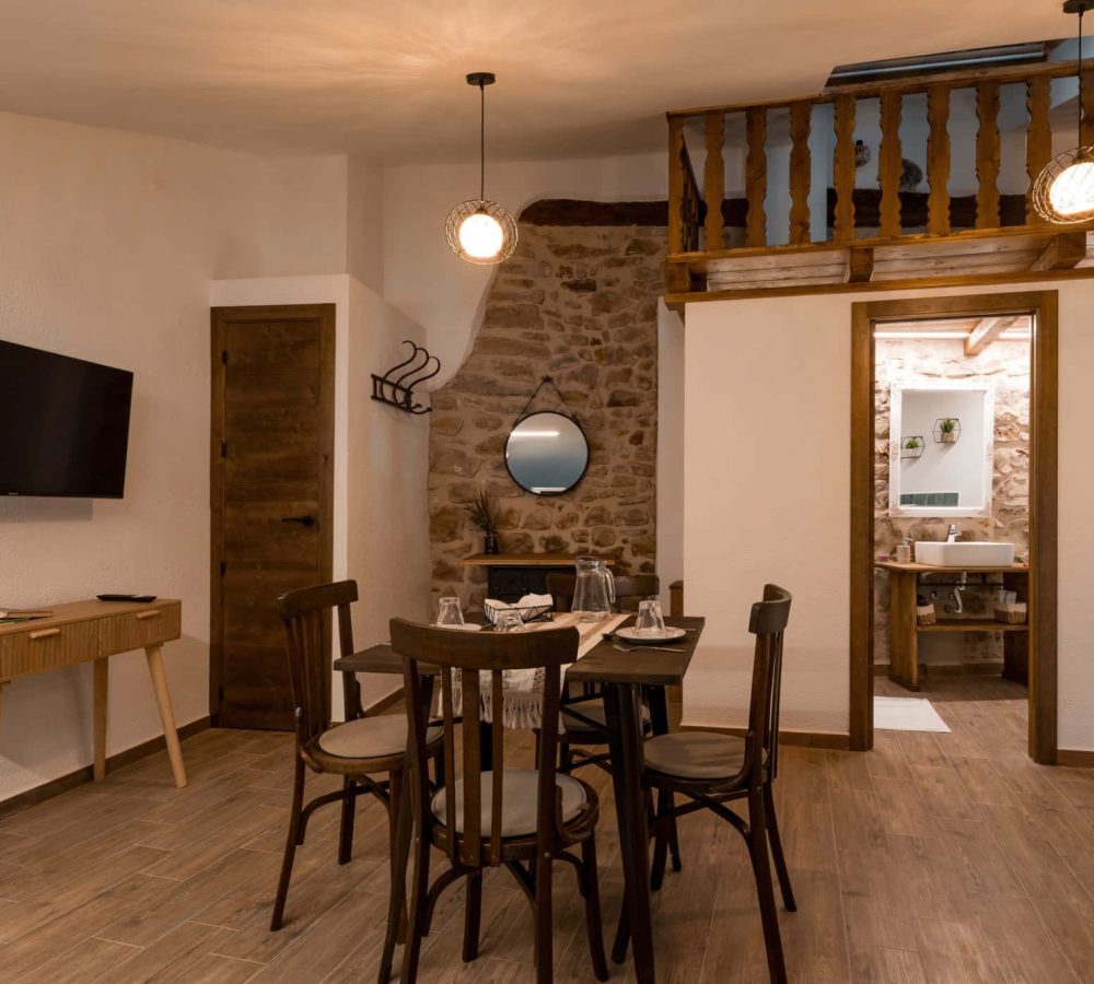 Interior de apartamento acogedor con decoración moderna.