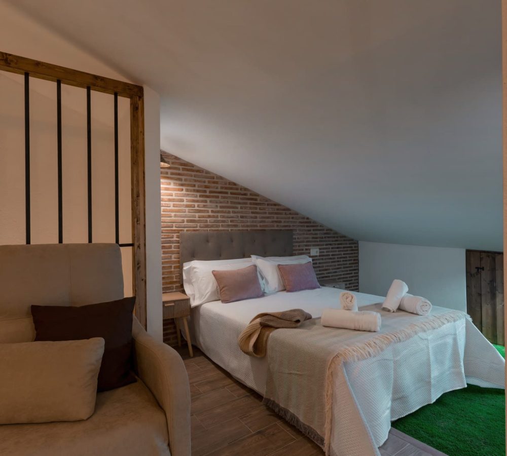 Dormitorio acogedor con sofá y decoración moderna.