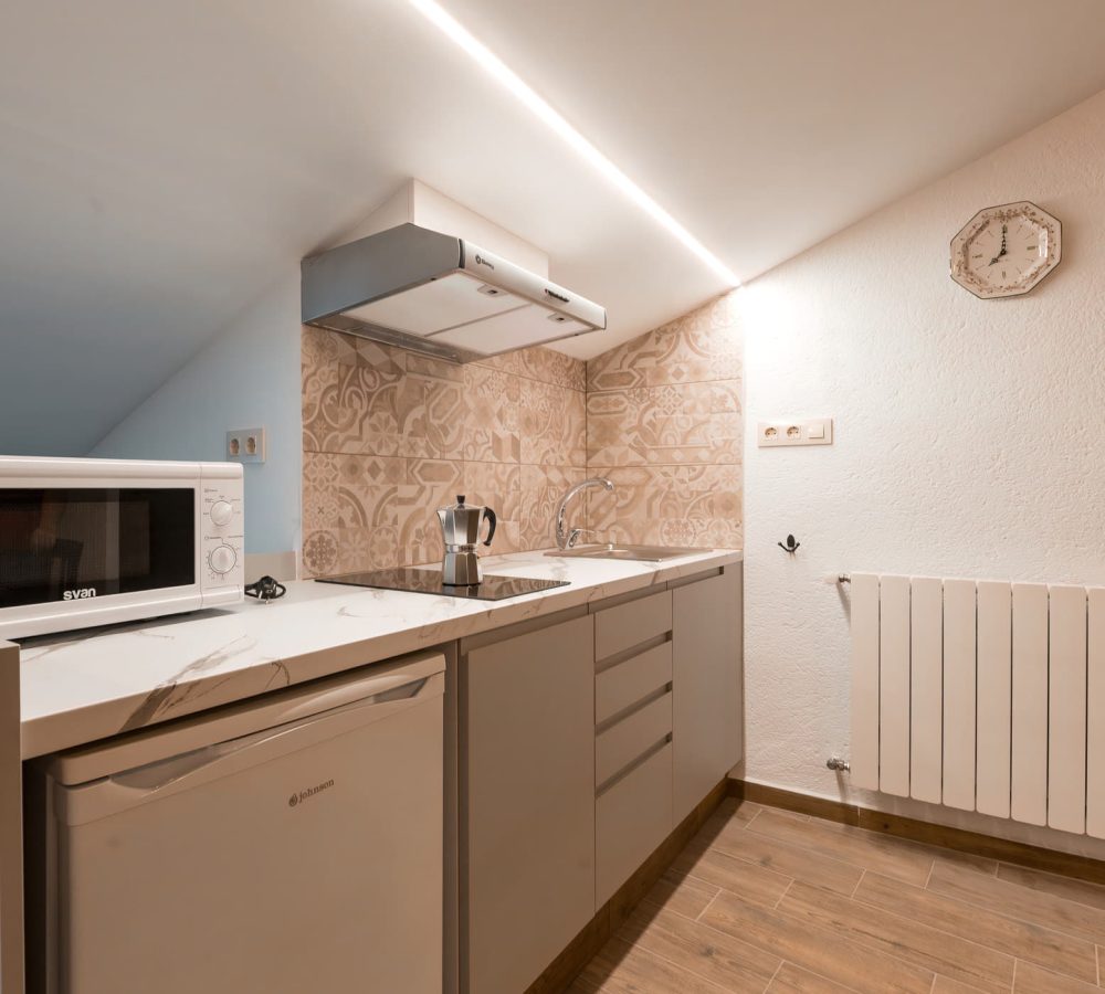 Cocina moderna con electrodomésticos y suelo de madera