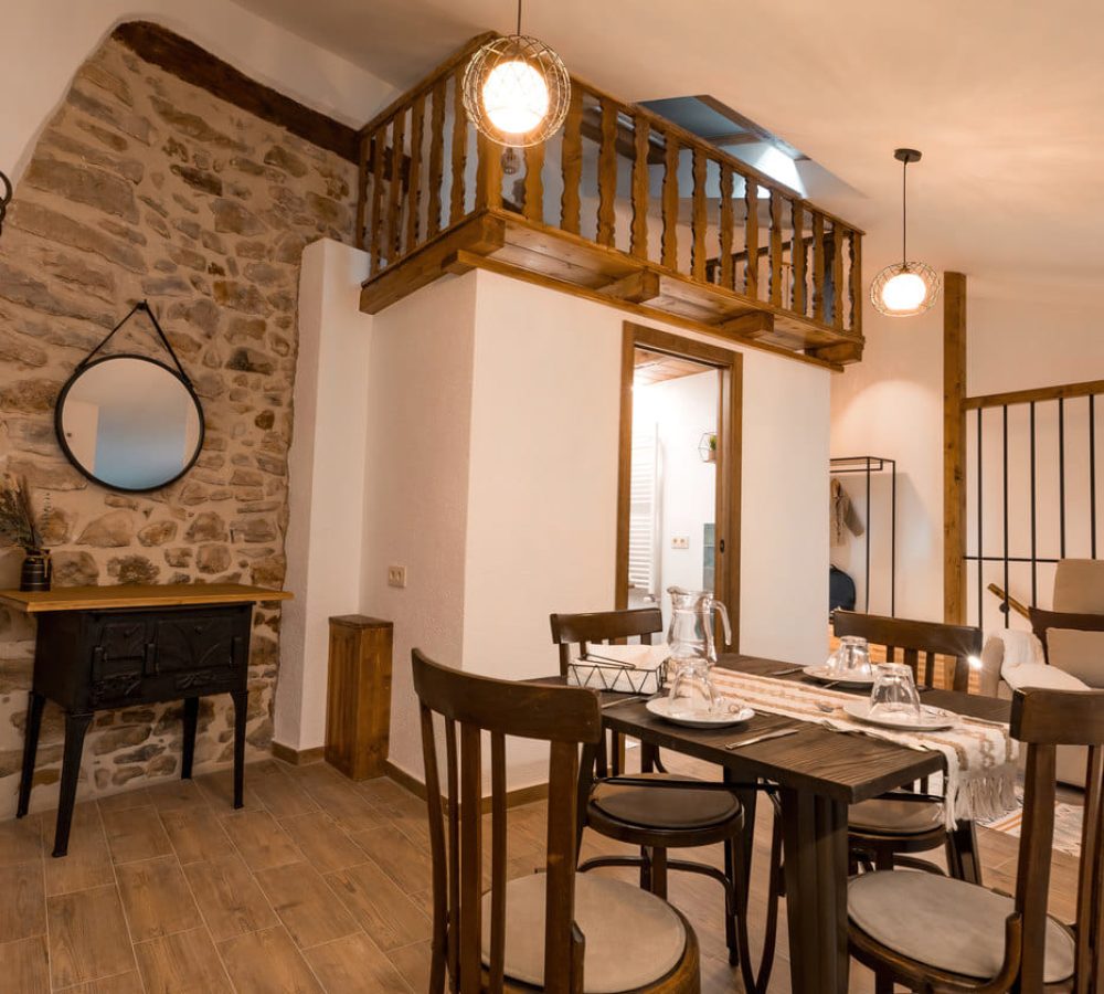 Interior acogedor con mesa y sillas de madera.