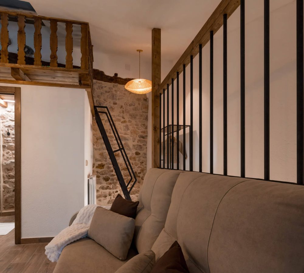 Salón acogedor con decoración moderna y escaleras.