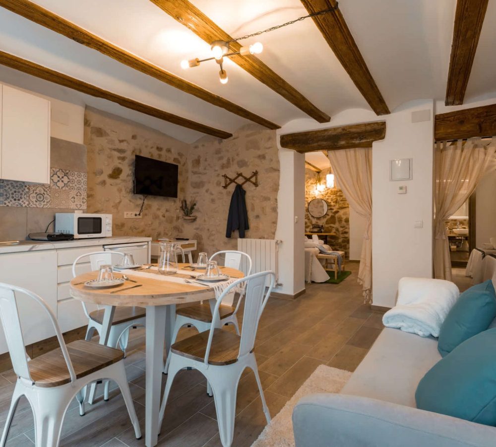 Interiores de apartamento moderno y acogedor.