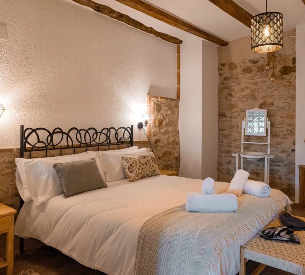 Habitación acogedora con cama y decoración elegante