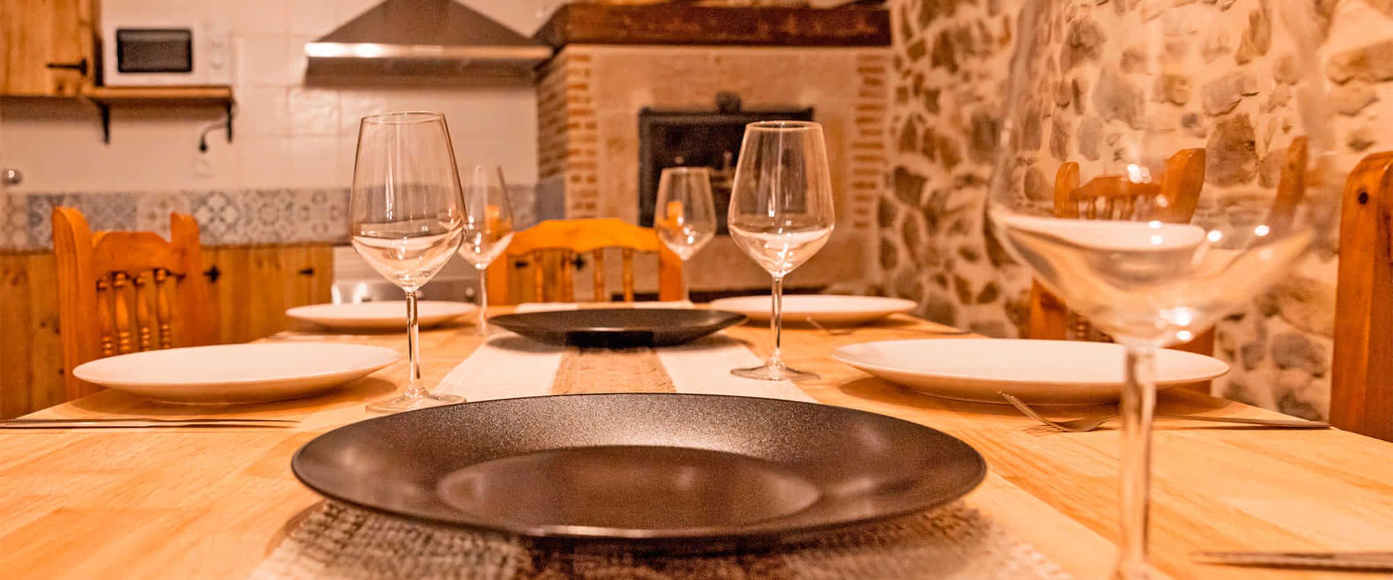 Mesa bien dispuesta para una comida familiar.